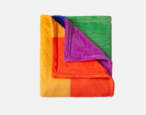 Notre traditionnel Pride Rainbow polaire Jeté  est plié en carré pour montrer sa surface aux couleurs vives.