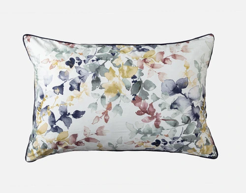 Vue de face de notre oreiller Whim Pillow Sham reposant sur un fond blanc uni.