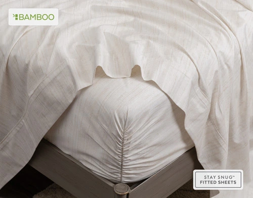 Flat drap drapé sur notre Bamboo Cotton Fitted drap in Crosshatch autour du coin d'un matelas.