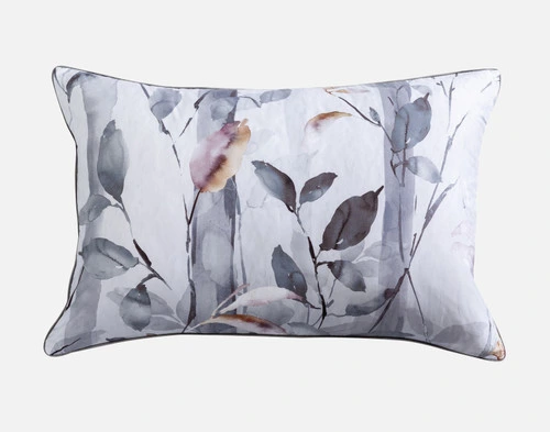 Vue de face de notre Tamarak Pillow Sham sur un fond blanc uni.