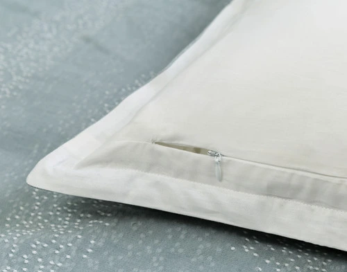 Gros plan sur le coin et la fermeture à glissière de notre oreiller Aquatico Pillow Sham.