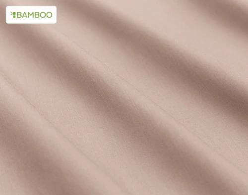 Gros plan sur la surface lisse et douce de notre Bamboo Cotton drap  ensemble  en givré Berry.