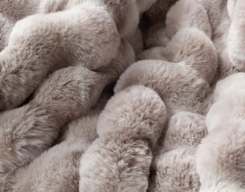 Gros plan sur la surface texturée de notre Bubble Faux Fur Jeté en Marled.