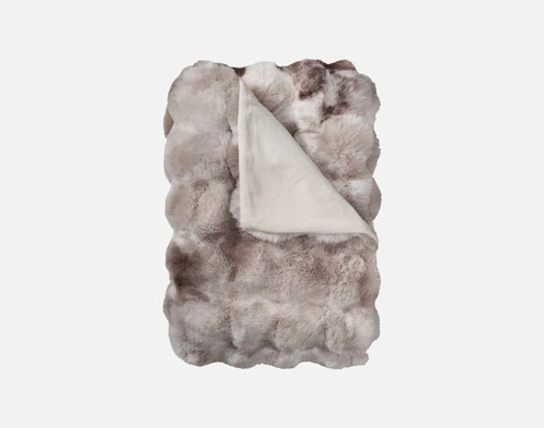 Notre Bubble Faux Fur Jeté en Marled est plié en un carré bien rangé sur un fond blanc uni.