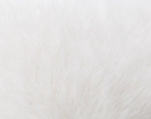 Gros plan sur la surface en fausse fourrure de l'oreiller Polar Fur Euro Sham en blanc.