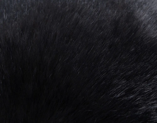 Gros plan sur la surface en fausse fourrure de l'oreiller Polar Fur Euro Sham en Onyx Black.