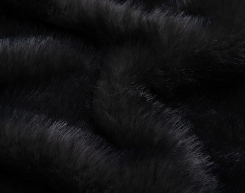 Gros plan sur la surface douillette en fausse fourrure de notre Polar Fur Jeté en Onyx.