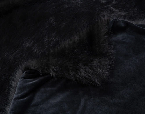 Coin plié en fausse fourrure sur notre Polar Fur Jeté en Onyx.