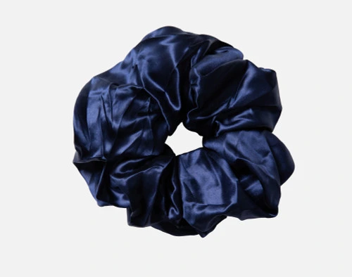 Vue de dessus de notre chouchou Soie de mûrier Oversized Scrunchie en Navy sur un fond blanc uni.