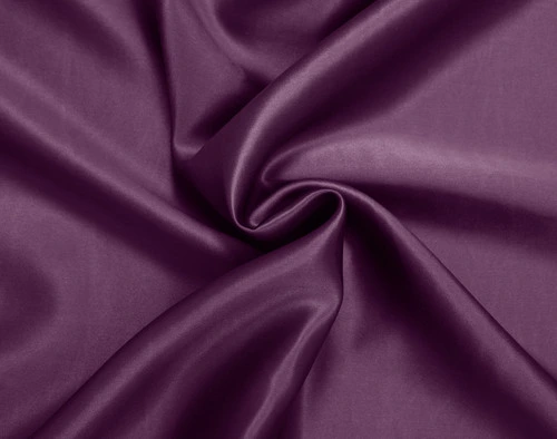 Le tissu de notre taie d'oreiller Soie de mûrier en Plum a été enroulé pour montrer sa surface luxueusement lisse.