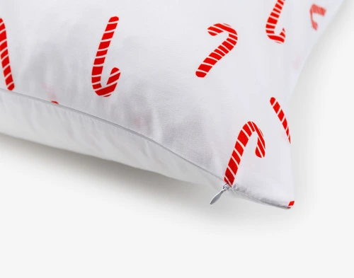 Gros plan sur le coin de nos taies d'oreiller Candy Canes Pillow Talk.