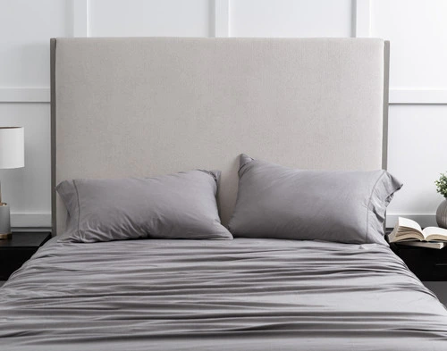 Vue de face de notre Bamboo Cotton Jersey drap ensemble  en Grey habillé sur un lit queen dans une chambre blanche.