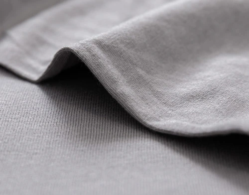 Gros plan sur le bord net de notre Bamboo Cotton Jersey drap ensemble  en gris.