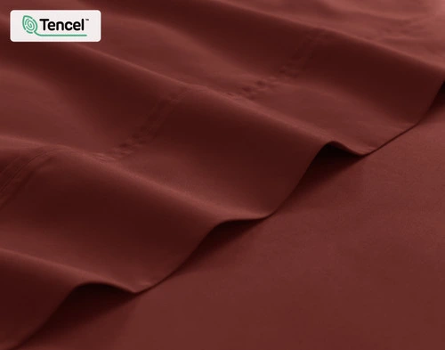 Gros plan sur le bord du plat drap pour notre Eucalyptus Luxe TENCEL™ Lyocell drap ensemble  en Maroon.