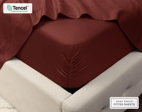 Gros plan sur le coin d'un matelas avec notre Eucalyptus Luxe TENCEL™ Lyocell Fitted drap en Maroon pour montrer qu'il est bien ajusté.