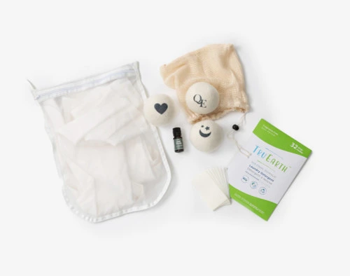 Vue du dessus de notre kit de blanchisserie Nature's Way, comprenant les bandes de lavage Tru Earth non parfumées, le sac à linge Mighty Mesh et la boule de séchage Linen Love ensemble avec l'huile essentielle Good Health.