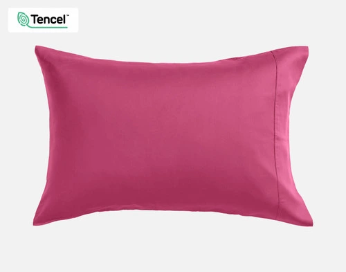 Vue de face de notre taie d'oreiller BeechBliss TENCEL™ Modal en rose azalée reposant sur un fond blanc uni.