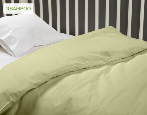 Gros plan sur notre housse de couette Bamboo Cotton en vert orme pour montrer sa douceur douillette.