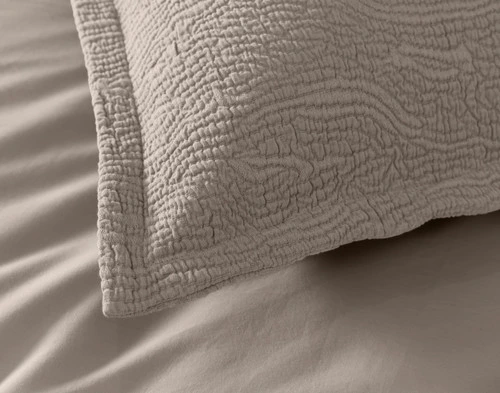 Close-up on the corner on our Brava Pillow Sham.