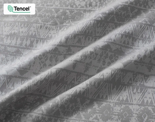 Gros plan sur les rangées géométriques en relief et la surface jacquard texturée de notre housse de couette Porter.