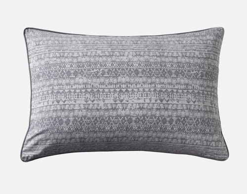 Vue de face de la surface à motifs de notre oreiller Porter Pillow Sham reposant sur un fond blanc uni.