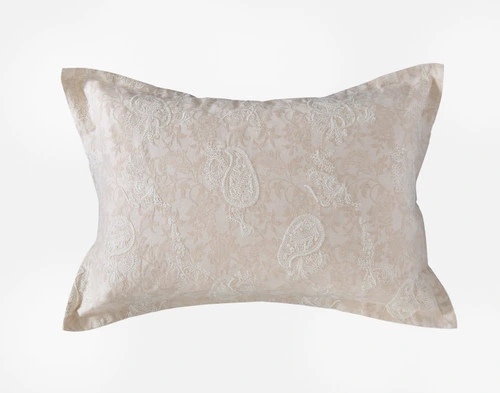 Vue de face de la surface brodée en jacquard de notre oreiller Prescott Pillow Sham reposant sur un fond blanc uni.