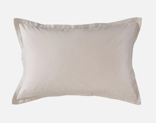 Vue inversée du dos en percale lisse de notre oreiller Prescott Pillow Sham reposant sur un fond blanc uni.