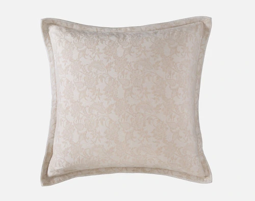 Vue de face de la surface brodée en jacquard de notre oreiller Prescott Pillow Sham reposant sur un fond blanc uni.