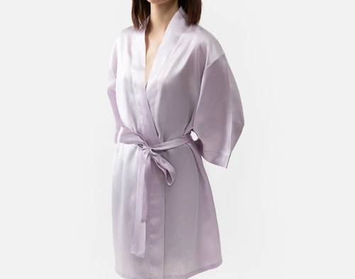 Vue de face de notre robe kimono en soie lavande portée par une jeune femme.