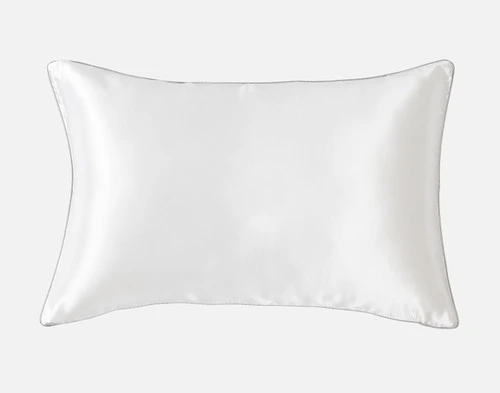 Vue de face de notre Snow Soie de mûrier Piped Edge Pillow Sham reposant sur un fond blanc uni.