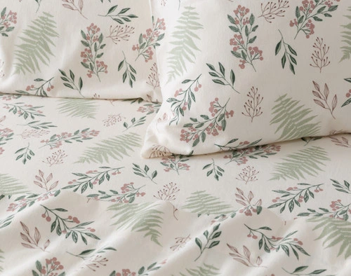 Gros plan sur les coins d'une taie d'oreiller de notreensemble drap  coton flanelle biologique Festive Foliage.