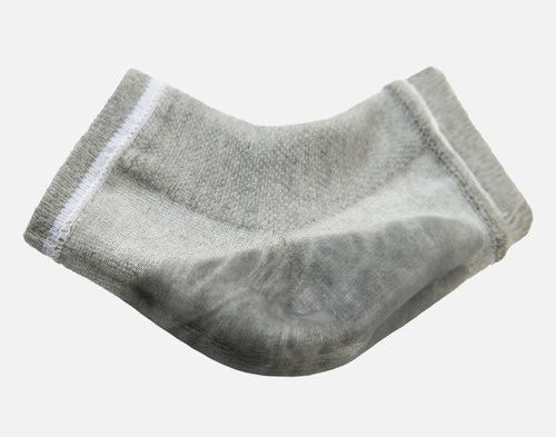 Vue rapprochée de nos chaussettes Spa Hydraheel grises pour mettre en valeur le talon en gel plus épais.