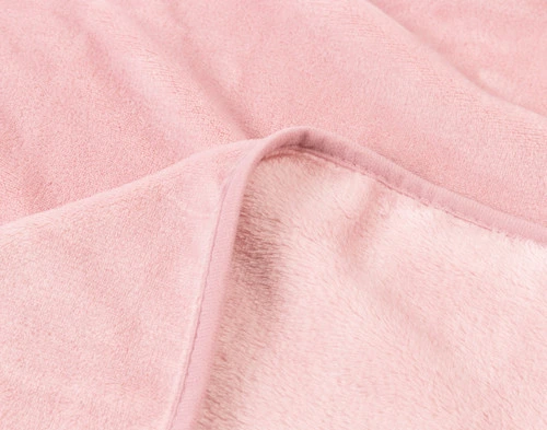 Close-up on the folded edge and reversible sides on the blanket of our Travel Mate Set in Blush.