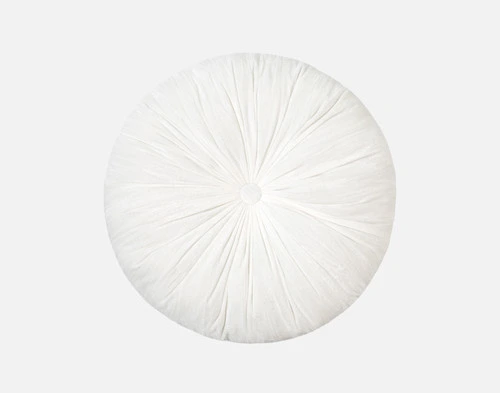 Vue de dessus de notre coussin rond en velours plissé blanc reposant sur un fond blanc uni.