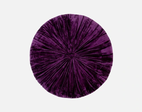 Vue de dessus de notre coussin rond en velours plissé violet reposant sur un fond blanc uni.