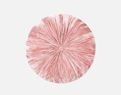 Vue de dessus de notre coussin rond en velours plissé Flamingo, posé sur un fond blanc uni.