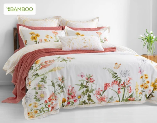 Notre housse de couette Corsage et les taies d'oreiller assorties habillent un grand lit dans une chambre simple.