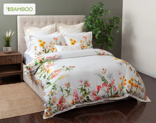 Notre housse de couette Corsage et les taies d'oreiller assorties habillent un grand lit dans une chambre simple.