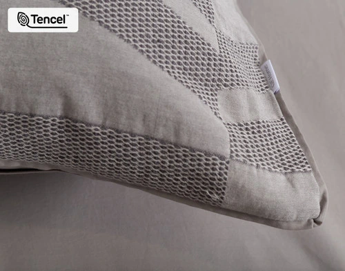 Gros plan sur le coin de notre Mazama Pillow Sham.