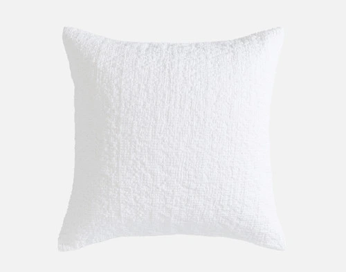 Vue de face de la housse Crinkle Euro Sham en blanc sur fond blanc.