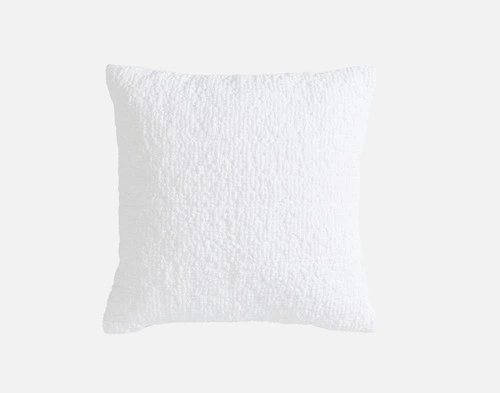 Vue de face de notre housse de coussin Crinkle Square en blanc, placée devant une toile de fond blanche unie.