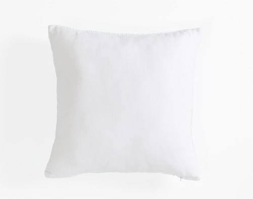 Vue arrière de notre housse de coussin Crinkle Square en blanc, placée devant une toile de fond blanche unie.