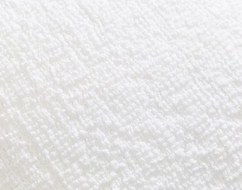 Gros plan sur notre housse de coussin carrée Crinkle en blanc.