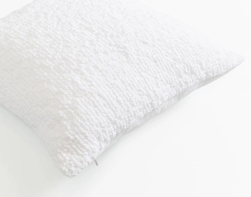 Vue en angle du recto de notre housse de coussin Crinkle Square en blanc.