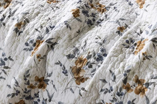 Close up on the surface of our Esther Cotton Quilt Set.