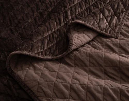 Close up view on the folded surface of our Jasper Quilt Set.