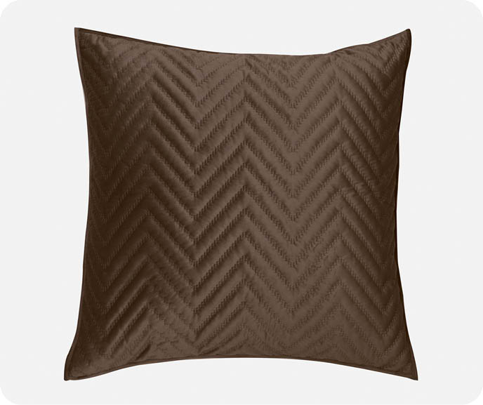 L'abat-jour Chevron matelassé en Java présente un motif texturé marron avec des coutures en zigzag. Illustration sur fond blanc.