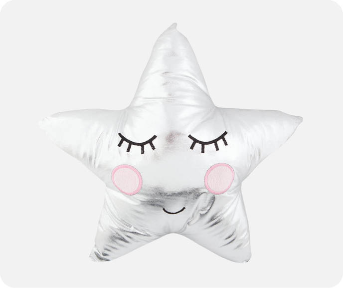 Notre coussin argenté Shiny Cozy Cuddle est orné d'un motif 3D en forme d'étoile et d'un visage endormi brodé.