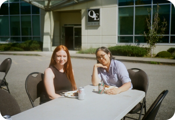 Les membres de notre équipe créative sont assis à une table et prennent leur repas tout en posant pour l'appareil photo.