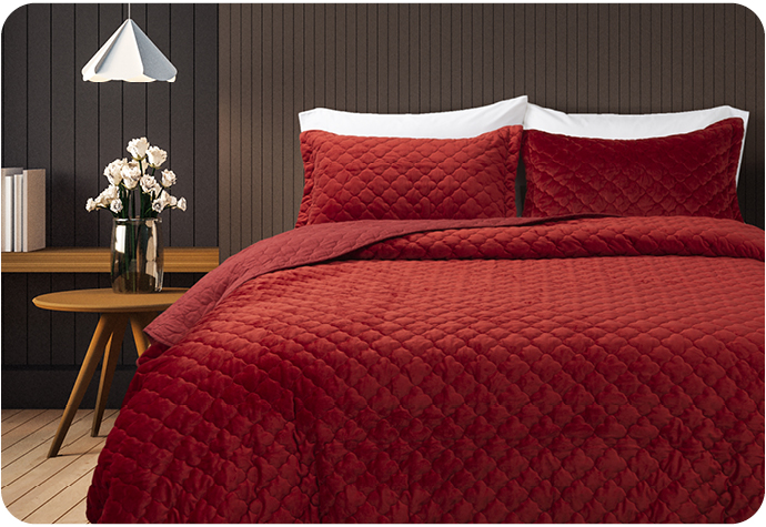 Notre site Lattice Ruby courtepointe ensemble  présente un motif matelassé rouge vif et des taies d'oreiller assorties.